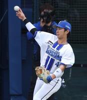 試合前、キャッチボールをする度会（撮影・伊藤笙子）