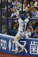 ４回、坂本の邪飛を好捕する度会（撮影・伊藤笙子）