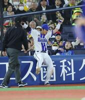 ４回、坂本の三邪飛を捕球する度会（撮影・西岡正）