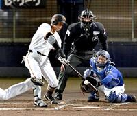 ２回、佐々木が右前に先制打を放つ