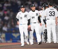 ５回途中で降板した先発・毛利（左手前）＝撮影・開出牧