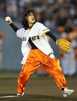 セレモニアルピッチを務める井森美幸