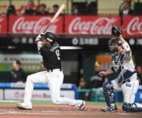 ３回、空振り三振に倒れた柳田（捕手・古賀悠）＝撮影・園田高夫