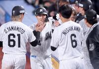 ２回、先制のセーフティスクイズを決めナインとタッチを交わす友杉（左から２人目）＝撮影・開出牧