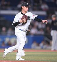 ５回、若月の送りバントの処理で一塁へ悪送球する毛利（撮影・開出牧）