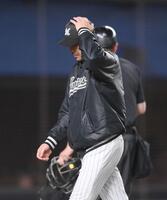 ５回、投手交代を告げたサブロー監督（撮影・開出牧）