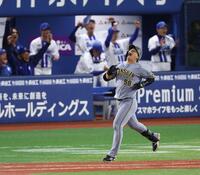 ８回、遊飛を京田に好捕され、天を仰ぐ前川（撮影・伊藤笙子）