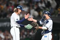 ３年ぶり完投勝利を挙げ古賀悠（右）とタッチする高橋光（撮影・園田高夫）