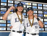 打のヒーローの西川（右）とポーズをとる高橋光（撮影・園田高夫）