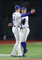 ８回、前川の打球を好捕し、レイノルズ（左）と抱き合う京田（撮影・伊藤笙子）