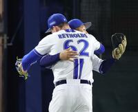 ８回阪神２死満塁、前川の打球を好捕し、レイノルズ（手前）と抱き合う京田（撮影・伊藤笙子）