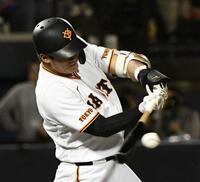 ２回、石塚は右越えに２点適時三塁打を放つ（撮影・佐藤厚）