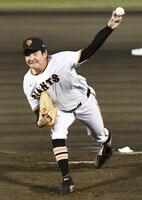 中日打線を相手に力投する竹丸（撮影・佐藤厚）