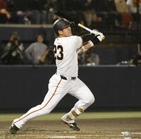 ２回、石塚は右越えに２点適時三塁打を放つ（撮影・佐藤厚）