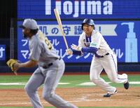 ８回、右前へ適時打を放つ勝又（撮影・伊藤笙子）