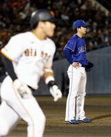 ２回、石塚（手前）に２点三塁打を許した桜井