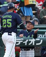 １回、大瀬良の暴投の間に先制の生還を果たしたサンタナを迎える池山監督（右）＝撮影・北村雅宏