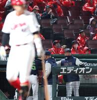 ９回、平川（手前左）が空振り三振に倒れてゲームセット。ベンチで喜ぶ池山監督（右）＝撮影・北村雅宏