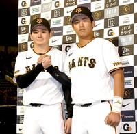 がっちりと握手する竹丸（左）と石塚（撮影・佐藤厚）