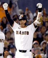 ２回、石塚は右越えに２点適時三塁打を放ち、大きくガッツポーズ（撮影・佐藤厚）