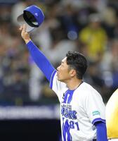 阪神に連勝し、スタンドに帽子を振る相川監督（撮影・西岡正）