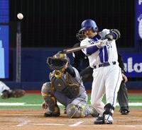 ６回、右犠飛を放つ宮崎（撮影・伊藤笙子）