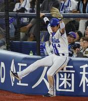 ４回、坂本の邪飛を好捕する度会（撮影・伊藤笙子）