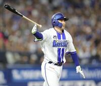 ３回、同点ソロを放ち、バットを放り投げる佐野（撮影・西岡正）