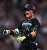 ８回、同点適時打を放ち、雄たけびを上げる清宮幸撮影・中島達哉）