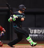 ８回、同点適時打を放つ清宮幸（撮影・中島達哉）