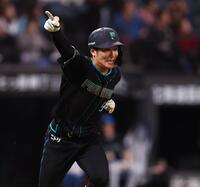 １０回、サヨナラ打を放ち、指を突き上げる奈良間（撮影・中島達哉）