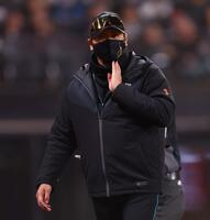 ６回終了後、選手交代を告げる新庄監督（撮影・中島達哉）