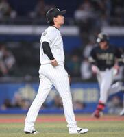 ５回、紅林（右後方）に勝ち越しの左越え３ランを打たれた毛利（撮影・開出牧）