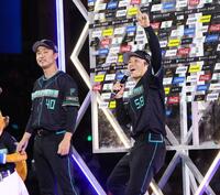 お立ち台で喜びを爆発させる奈良間（左は島本）＝撮影・中島達哉