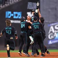 １０回、サヨナラ打を放ち、ナインから手荒く祝福される奈良間（中央）＝撮影・中島達哉