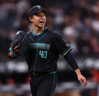 １０回を抑え、ベンチに戻る島本（撮影・中島達哉）