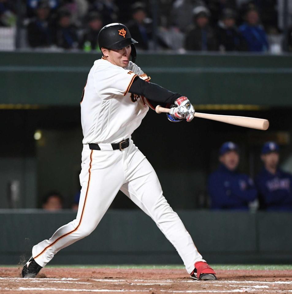 　プロ初安打を放つ小浜