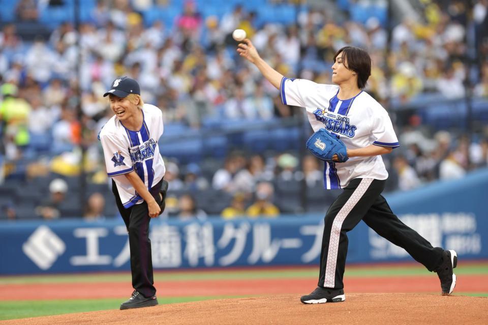 セレモニアルピッチをするＴｈｉｓ　ｉｓ　ＬＡＳＴの鹿又輝直（左）と菊池陽報（撮影・西岡正）