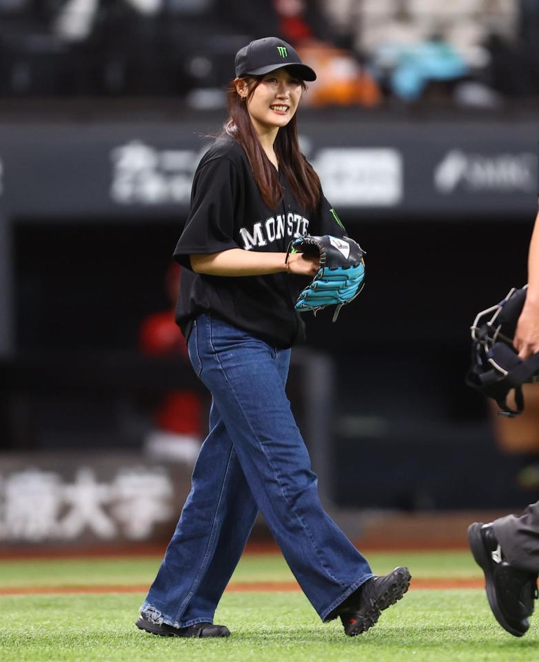 始球式を務める村瀬心椛（撮影・中島達哉）