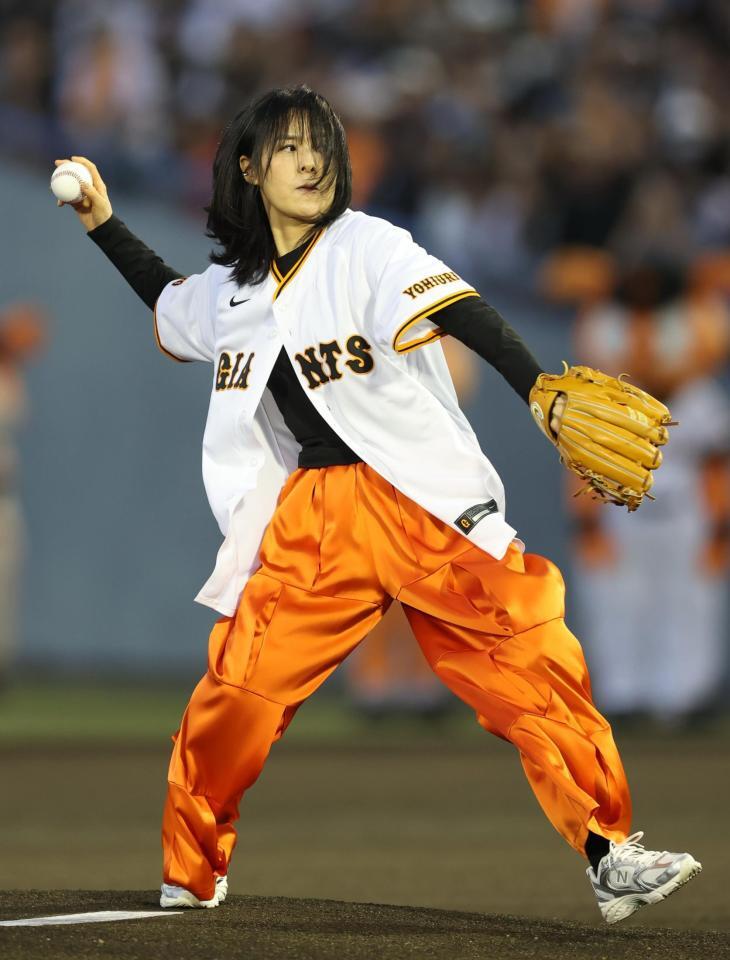 セレモニアルピッチを務める井森美幸