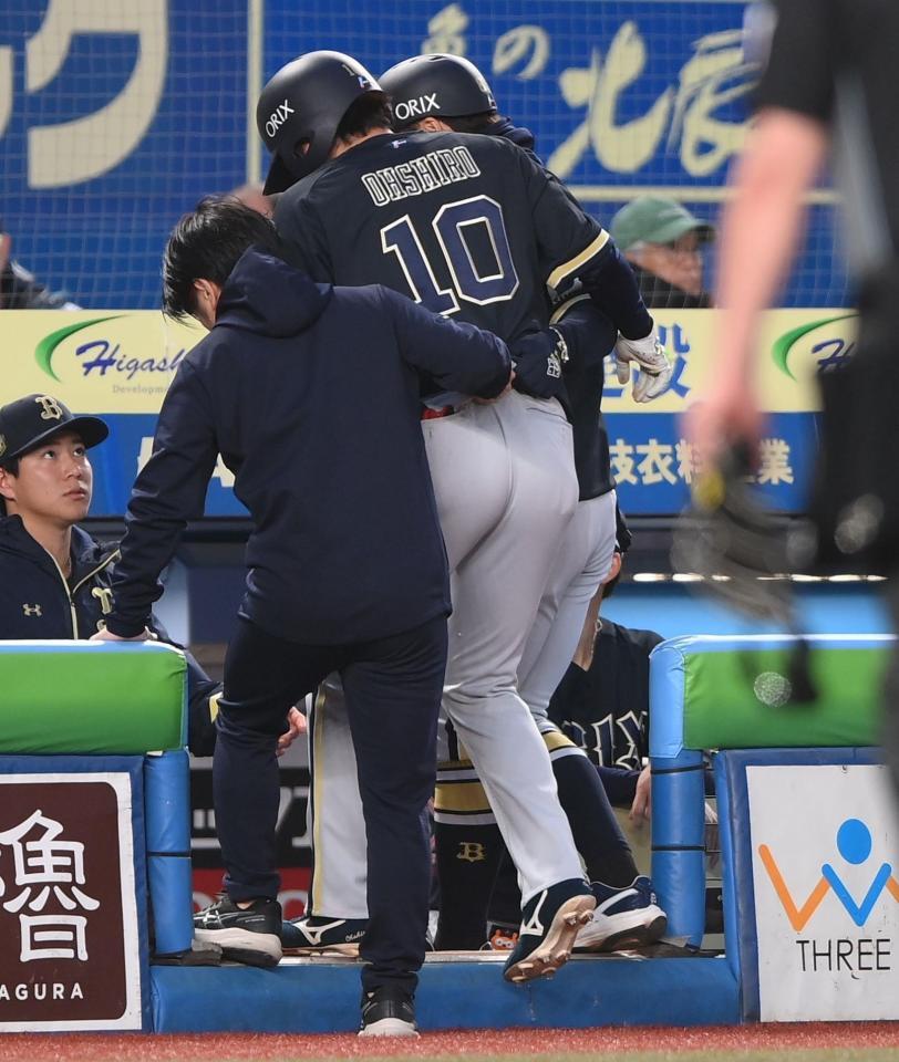 １回、右越え二塁打を放ち二塁ベースを回ったところで足を負傷しベンチへ引き揚げる大城（１０）＝撮影・開出牧