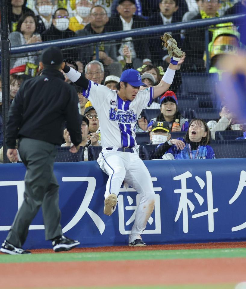 ４回、坂本の三邪飛を捕球する度会（撮影・西岡正）