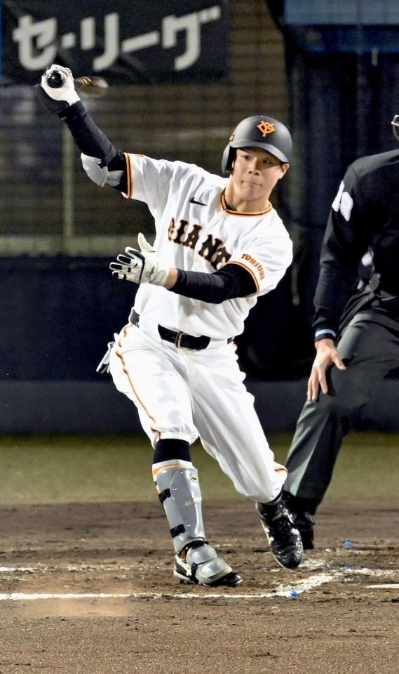 ２回、佐々木が右前に先制打を放つ