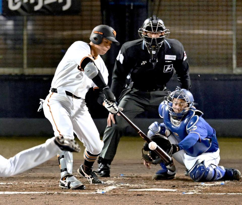 ２回、佐々木が右前に先制打を放つ