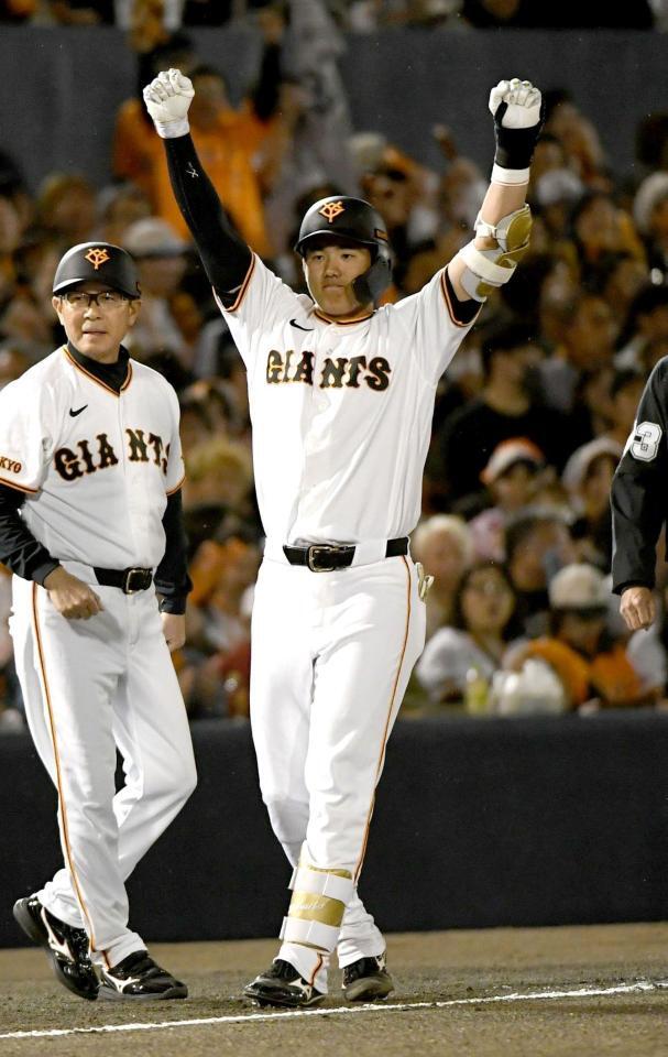 ２回、石塚は右越えに２点適時三塁打を放ち、大きくガッツポーズ（撮影・佐藤厚）