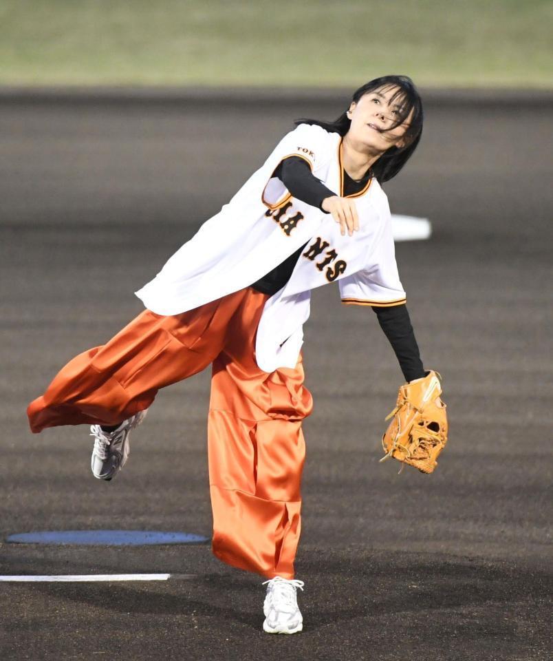 ファーストピッチを行う井森美幸（撮影・佐藤厚）