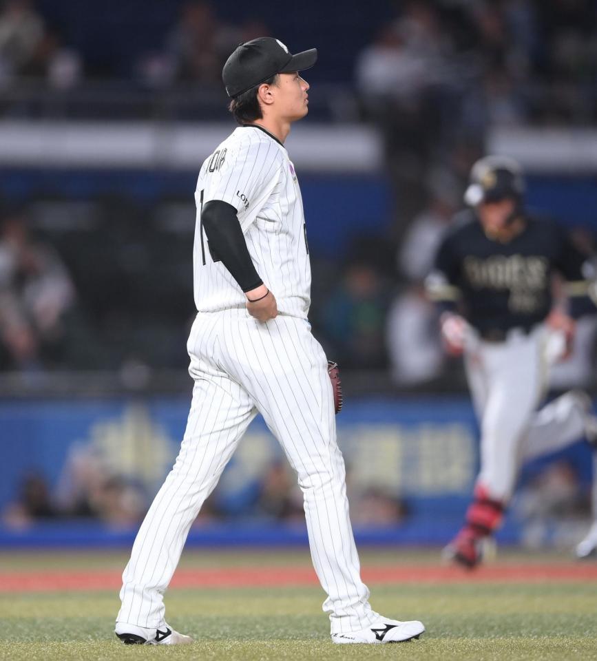 ５回、紅林（右後方）に勝ち越しの左越え３ランを打たれた毛利（撮影・開出牧）