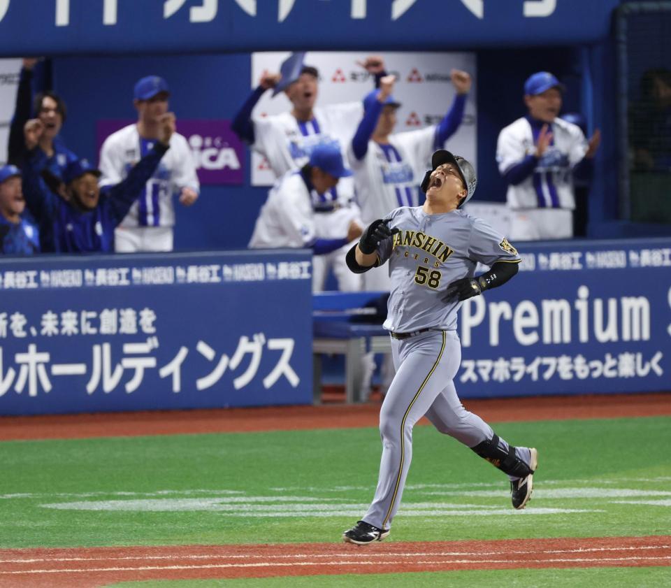 ８回、遊飛を京田に好捕され、天を仰ぐ前川（撮影・伊藤笙子）