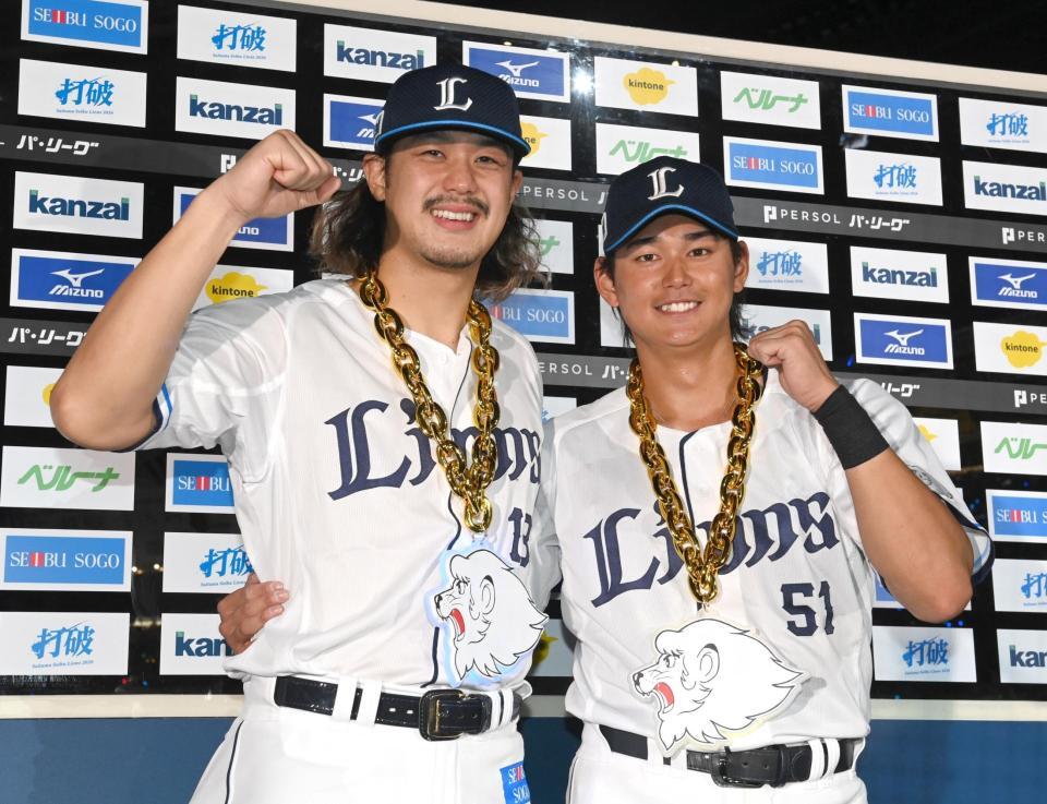 打のヒーローの西川（右）とポーズをとる高橋光（撮影・園田高夫）