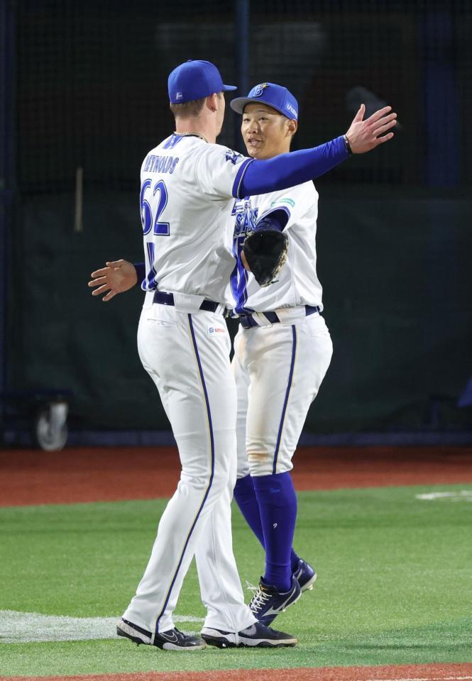 ８回、前川の打球を好捕し、レイノルズ（左）と抱き合う京田（撮影・伊藤笙子）